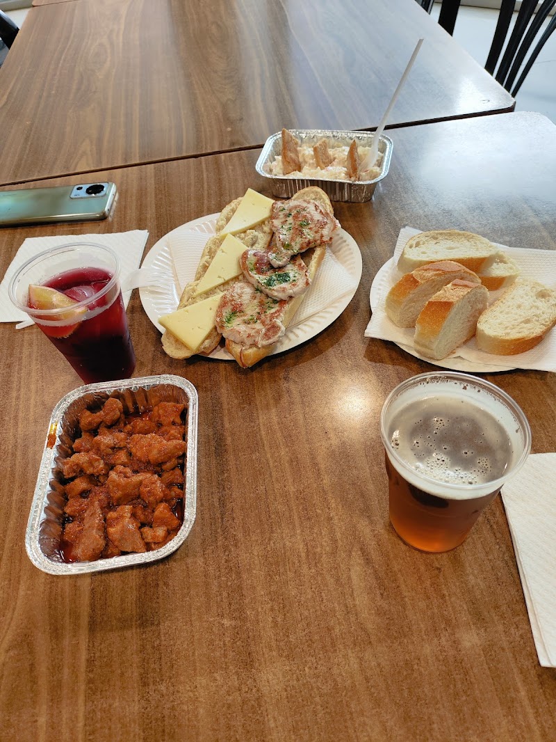 Mesa con tapas, cerveza y tinto de verano