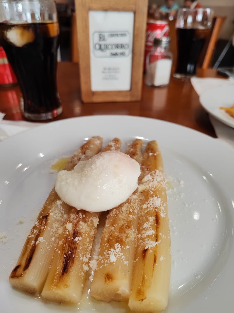Espárragos a la plancha con huevo poché